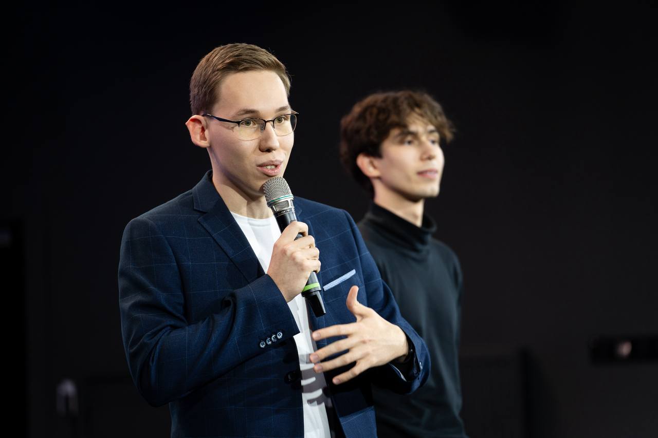 Антон Орешкин на сцене премьеры